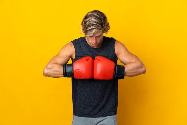 Homem inglês isolado com luvas de boxe