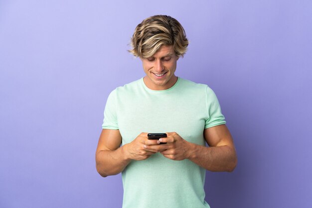 Homem inglês isolado mandando mensagem pelo celular