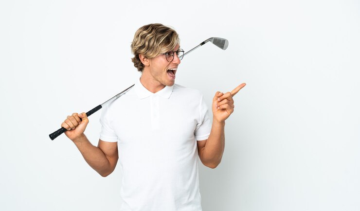 Foto homem inglês jogando golfe com a intenção de descobrir a solução enquanto levanta um dedo
