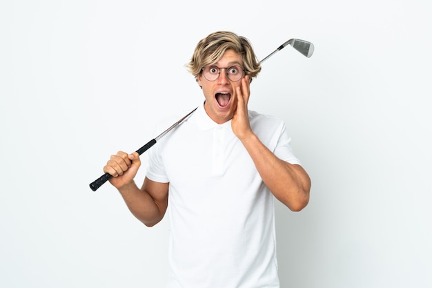 Homem inglês jogando golfe com surpresa e expressão facial chocada