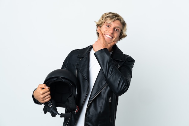 Homem inglês segurando um capacete de motociclista feliz e sorridente