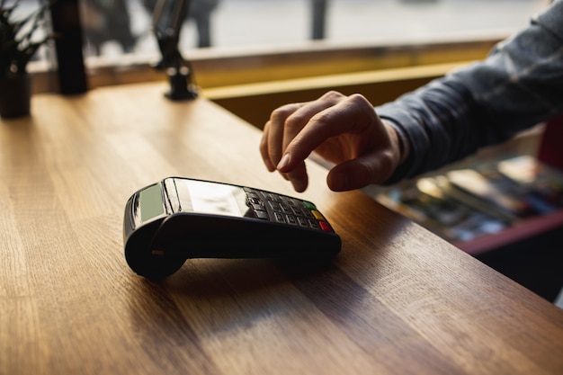 Homem insere dados em um terminal móvel