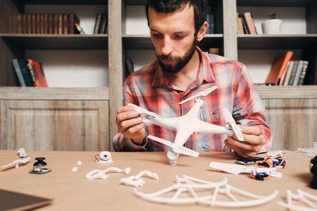 Homem instalando hélices de drones.