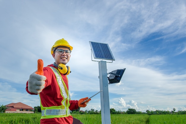 Homem instalando postes elétricos