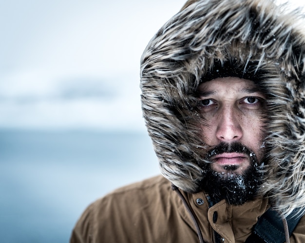 Homem inverno close-up retrato