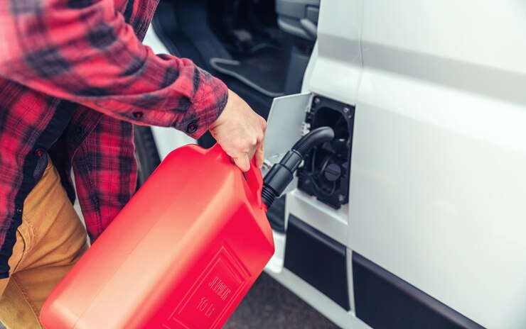 Foto homem irreconhecível a reabastecer a sua carrinha com um jerrycan