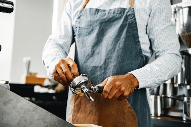 Foto homem irreconhecível barista preparando café na cafeteira profissional