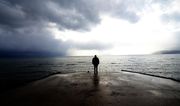Homem irreconhecível em um lago Ohrid Macedônia