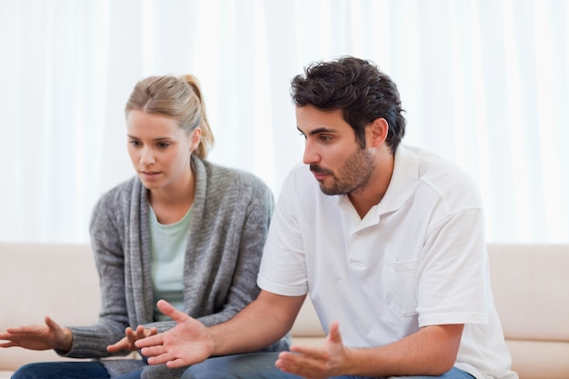 Homem irritado ficando bravo com sua esposa