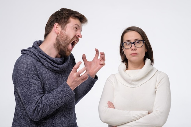 Homem irritado gritando insultos para sua namorada