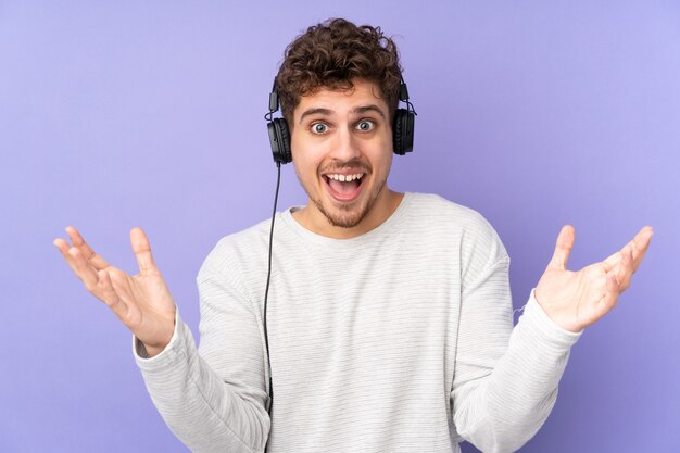 Homem isolado na parede roxa surpreendeu e ouvir música