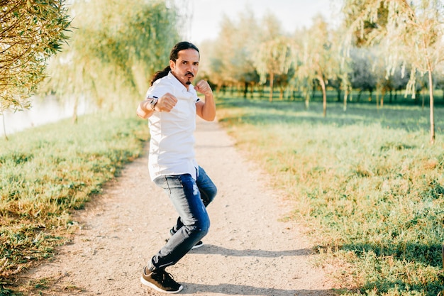 Homem italiano engraçado posando na natureza.