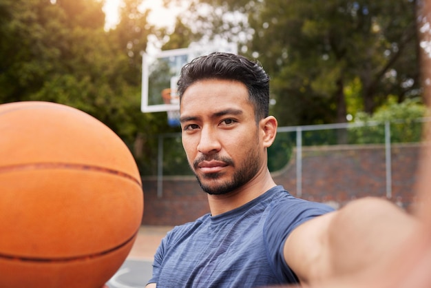Homem jogador de basquete e selfie de retrato na quadra para blog de fitness de mídia social ou vlog de jogo de treinamento Face pov ou atleta mexicano com bola para exercícios físicos e fotografia esportiva em jogos