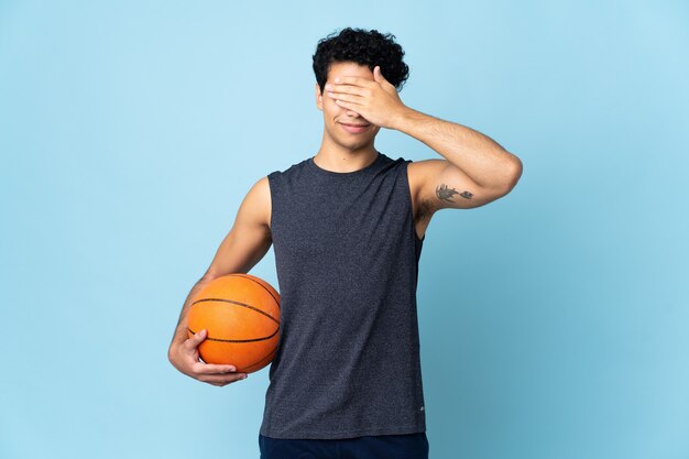 Homem jogador de basquete venezuelano cobrindo os olhos com as mãos. Não quero ver nada