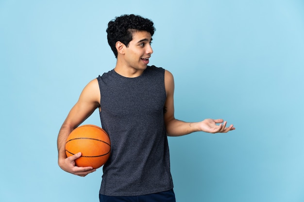 Homem jogador de basquete venezuelano com expressão de surpresa ao olhar para o lado