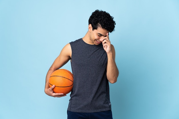 Homem jogador de basquete venezuelano sobre fundo isolado rindo