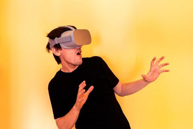 Homem jogador usando óculos de realidade virtual