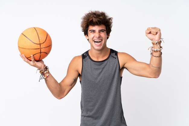 Homem jogando basquete na parede isolada