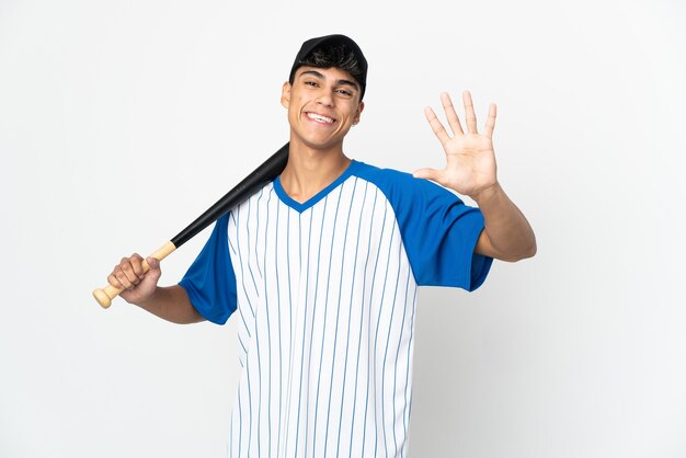 Homem jogando beisebol em branco isolado contando cinco com os dedos