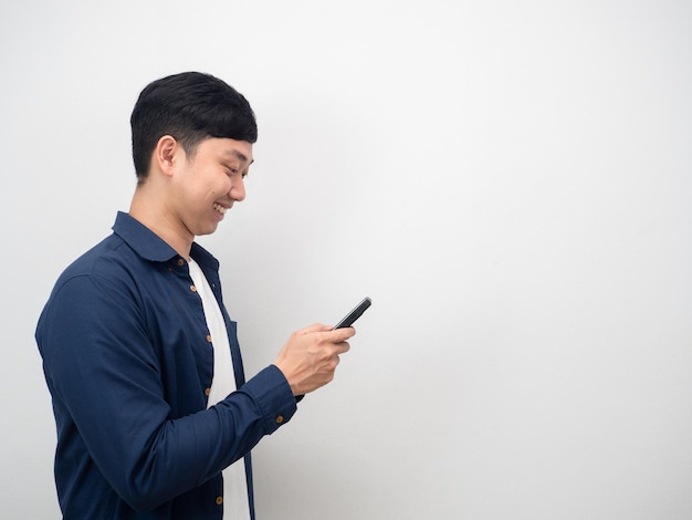 Homem jogando celular sorriso feliz vista lateral espaço de cópia