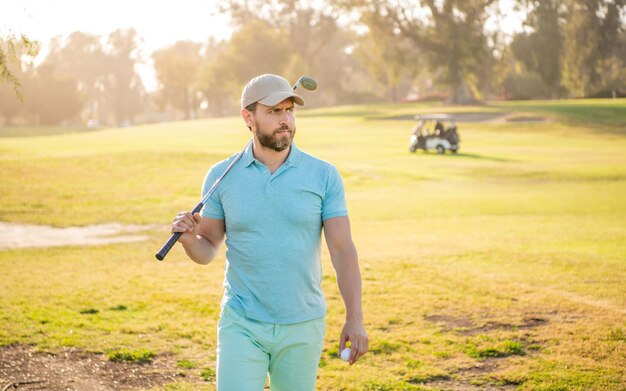 Homem jogando golfe andando no esporte de grama verde