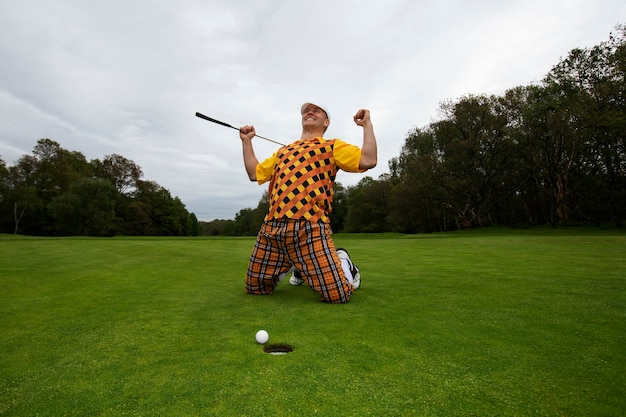 Foto homem jogando golfe ao ar livre no campo