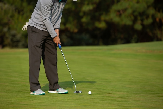 Homem jogando golfe, campo de golfe