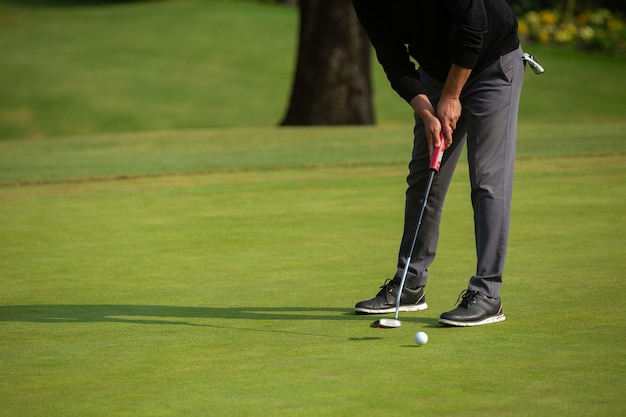 Homem jogando golfe, campo de golfe