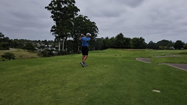 Homem jogando golfe em um conceito de campo de golfe