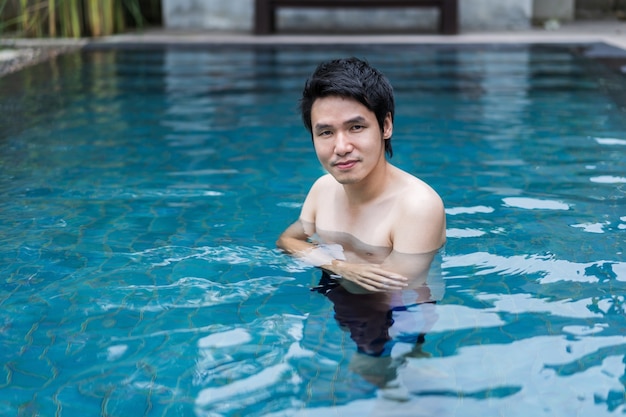 homem jogando na piscina