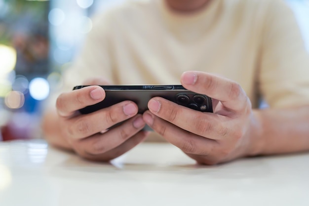 Homem jogando no celular gamer boy jogando videogame segurando Smartphone trabalhando dispositivos móveis conceito de comércio eletrônico de tecnologia de telefone celular