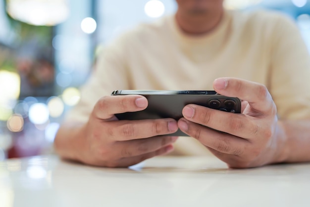 Instalando o jogo jogos emocionantes reparo de celular homem bonito feliz  segura celular 5g conexão rápida estilo de vida móvel tecnologia de  telefonia móvel amante de tecnologia navegando na internet baixar  aplicativo