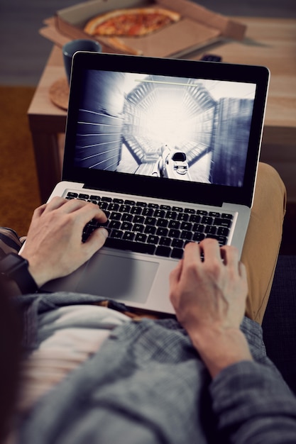 Homem jogando videogame closeup