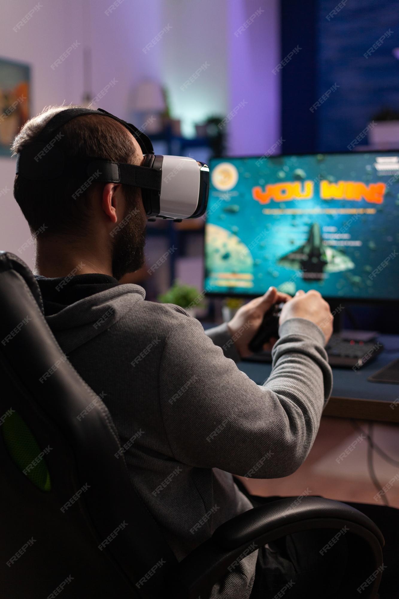 Adolescente Em óculos De Realidade Virtual Com Joystick Jogando Um Jogo De  Sobrevivência Na Selva De Tons Do Futuro Foto de Stock - Imagem de  capacete, inglês: 279735812