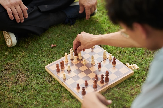 Homem jogando xadrez com o pai