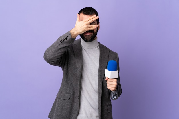 Foto homem jounalista sobre fundo roxo isolado