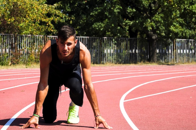 Foto homem jovem a posar para uma maratona