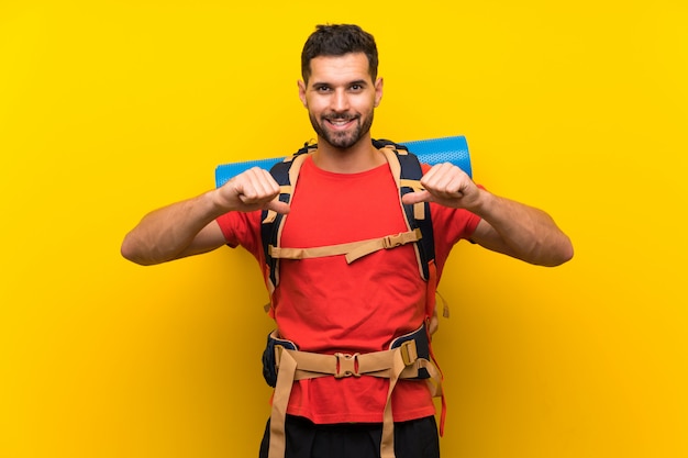 Homem jovem alpinista orgulhoso e satisfeito