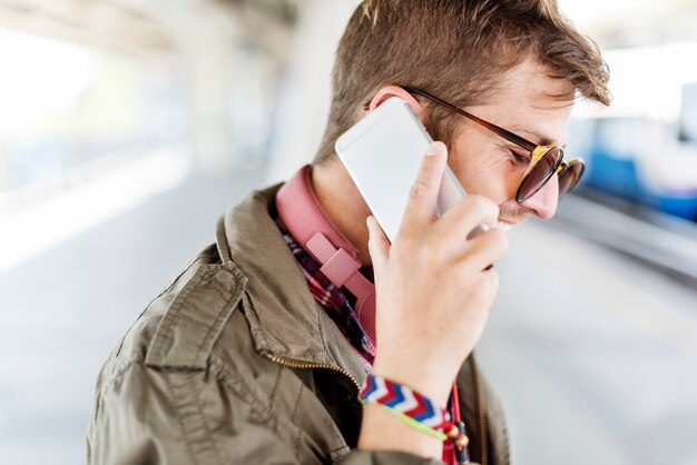 Homem jovem, ao ar livre, falando, smartphone, conceito