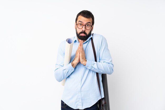 Homem jovem arquiteto com barba mantém palm juntos. Pessoa pede algo