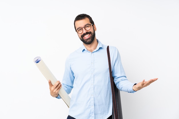 Homem jovem arquiteto com barba sobre isolado branco sorrindo