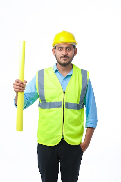 Homem jovem arquiteto com capacete e segurando plantas na mão. em fundo branco.