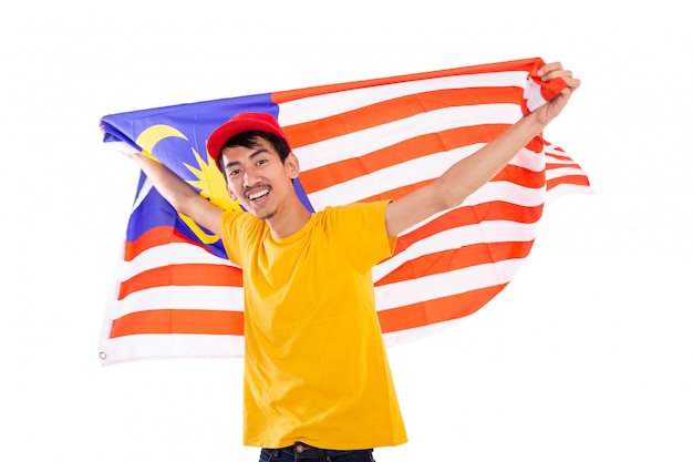 Homem jovem asiático segurando a bandeira da malásia