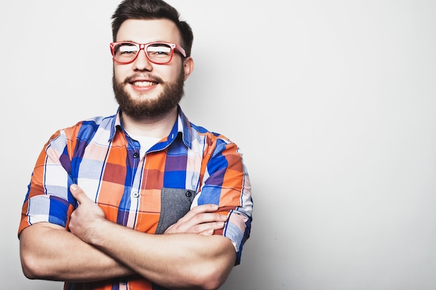 Homem jovem barbudo hippie com óculos vermelhos