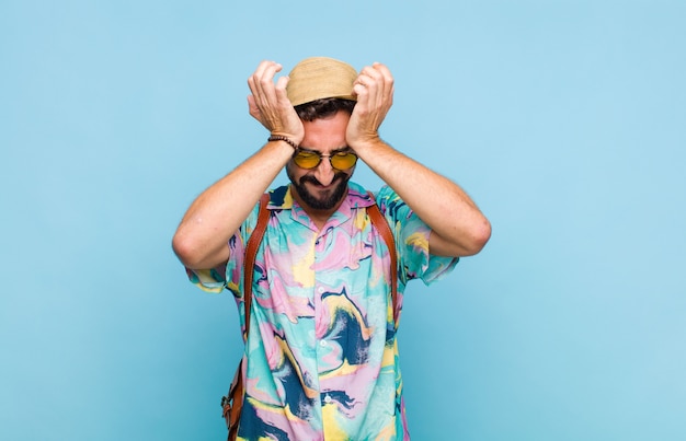 Foto homem jovem barbudo turista com camisa isolado