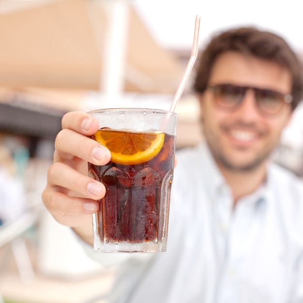 Homem jovem, bebendo uma bebida