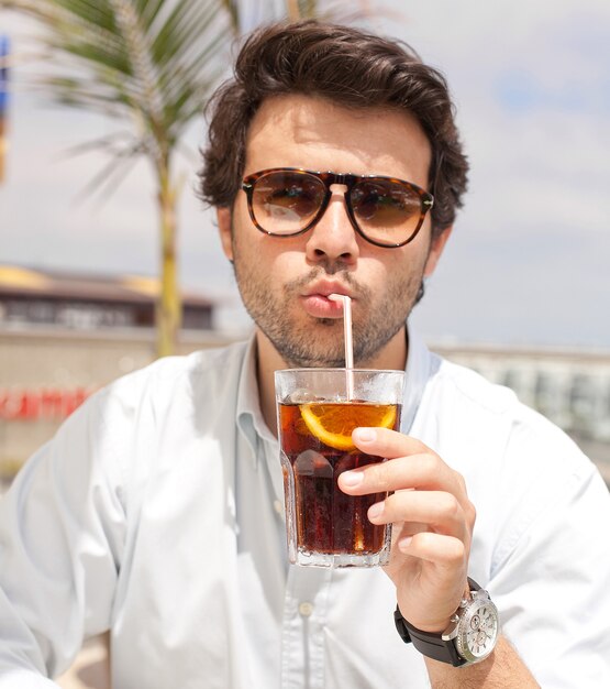 Foto homem jovem, bebendo uma bebida