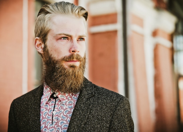 Homem jovem bonito atraente modelo barbudo