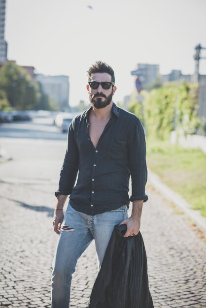 homem jovem bonito atraente modelo de barba