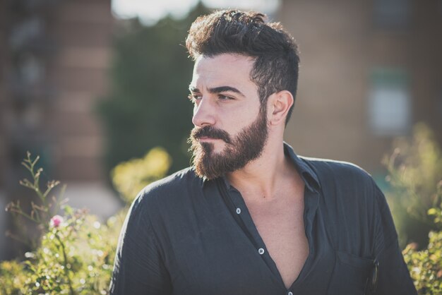 homem jovem bonito atraente modelo de barba